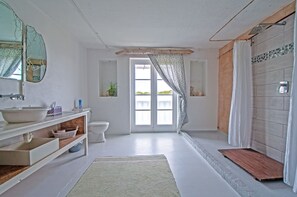 Standard Studio | Bathroom | Shower, free toiletries, towels - Charlotte House (Still Bay)