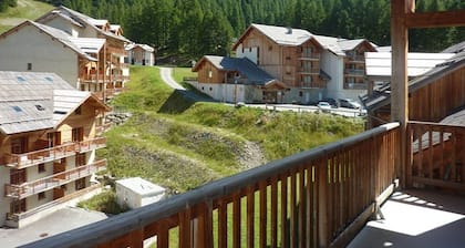 Superb 10 pax duplex with pool and jacuzzi in Les Orres 1800