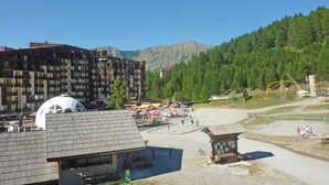 Un immeuble à plusieurs étages, doté d’un style architectural moderne, avec des balcons et un toit plat.