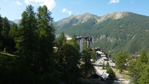 A mountain lodge with a clear view of the surrounding forest and mountains. - Spacious 2-room apartment for 6 in the center with balcony, washer (Les Orres)