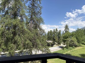 A residential area with a house, a driveway, and a mountain in the background. - Quiet studio 4 people, near chairlift, balcony (Les Orres)
