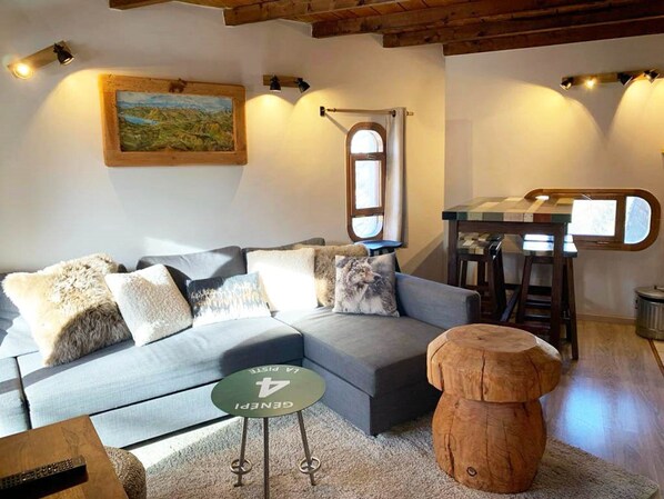 TV - Charming Ski-In/Ski-Out Apartment, Close to Resort Center, Sleeps 6 (Les Orres)
