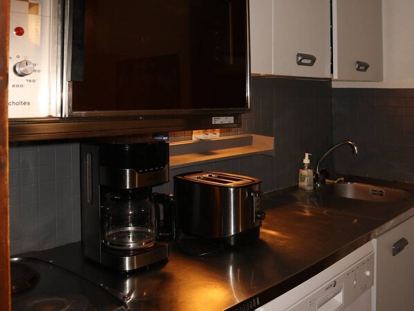 Micro-ondes, four, lave-vaisselle
