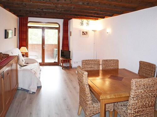 Central Apartment, Ski-in/Ski-out, Sleeps 6, Balcony, South-Facing