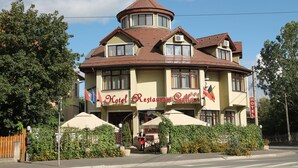 A hotel with a distinctive turret and a sign reading "Hotel Restaurant Gallant." - Hotel Gallant (Sibiu)