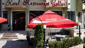 A hotel with a sign reading "Hotel Restaurant Gallant." - Hotel Gallant (Sibiu)