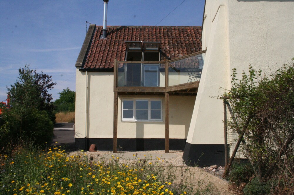 Recent conversion. Near major tourist attractions, shops and lovely countryside.