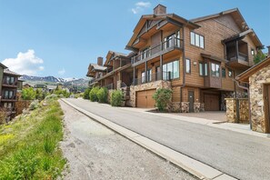 Exterior - Juniper Landing Townhome - 2 Master Suites - Walk to Waldorf Ski lift (Park City)