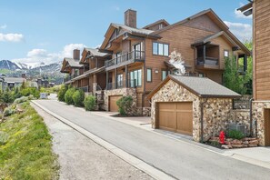 Exterior - Juniper Landing Townhome - 2 Master Suites - Walk to Waldorf Ski lift (Park City)