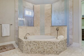 Combined shower/bathtub, towels - Palm Treasure 1025 - Cape Coral 3BR / 3Ba Home (Cape Coral)