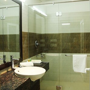 Shower, hydromassage showerhead, free toiletries, towels