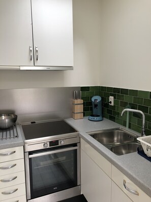 Een koelkast, een kookplaat, een koffiezetapparaat/waterkoker