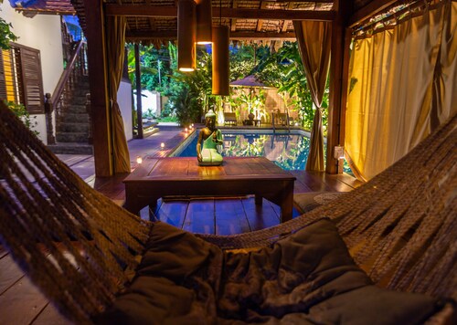 steht in einer ruhigen und sicheren Position in Wat Bo, einem der beliebtesten