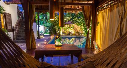 steht in einer ruhigen und sicheren Position in Wat Bo, einem der beliebtesten