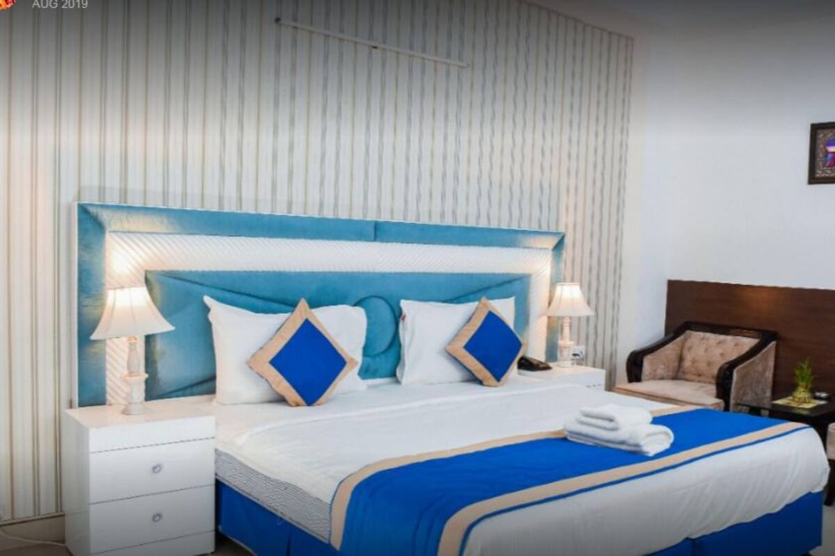 Deluxe Room | Individually furnished, blackout drapes, iron/ironing board, free WiFi