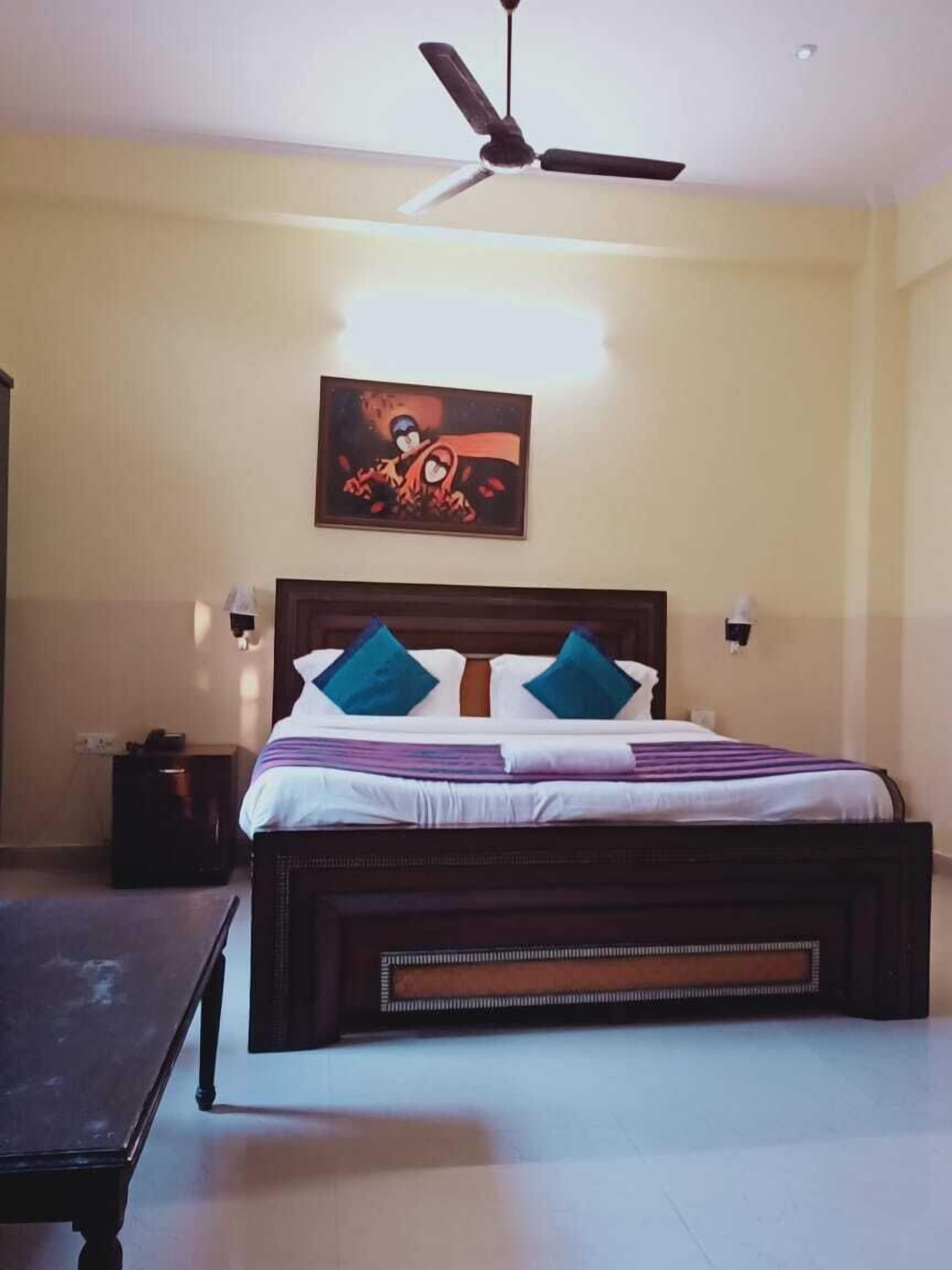 Individually furnished, blackout drapes, iron/ironing board, free WiFi