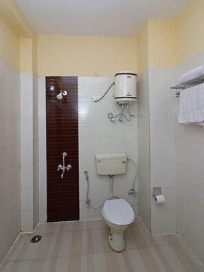 Shower, hydromassage showerhead, free toiletries, slippers - City Stay Hotel 22 (Noida)