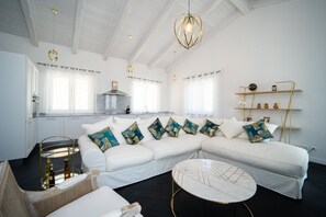 Smart-tv, tafelvoetbal, een tafeltennistafel en een stereo