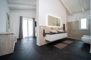 Bathtub, hair dryer, bidet, towels