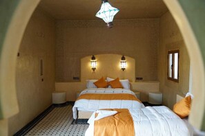 Escritorio, espacio para trabajar con laptop y ropa de cama 
