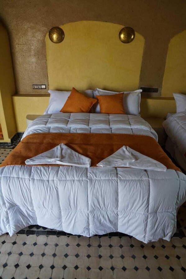 Escritorio, espacio para trabajar con laptop y ropa de cama 