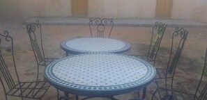 Desayuno con opciones de la cocina local incluido todos los días 