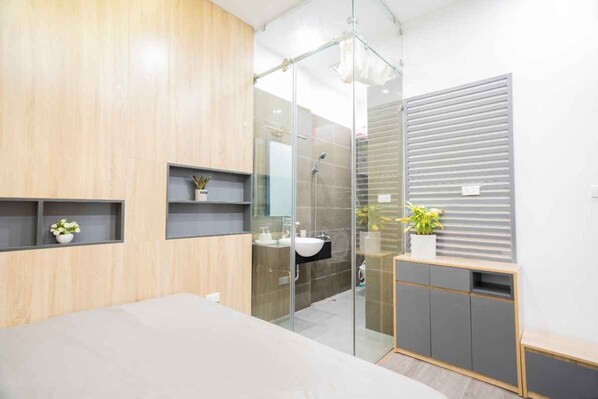 2 bedrooms, desk, iron/ironing board, WiFi