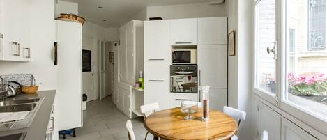 Køleskab, mikrobølgeovn, ovn, kogeplade