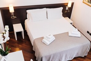 Minibar, Schreibtisch, schallisolierte Zimmer, Bügeleisen/Bügelbrett