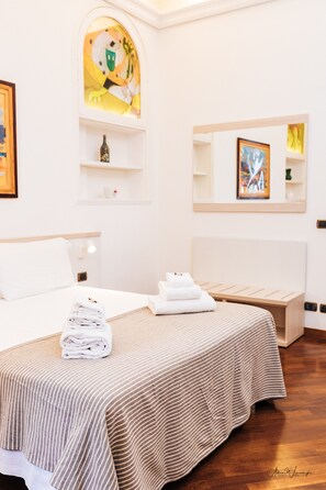 Habitación triple clásica, baño privado | Área de sala de estar | Televisión