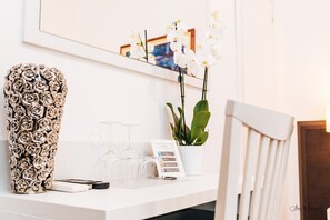 Quarto casal clássico, suíte | Frigobar, escrivaninha, quartos à prova de som