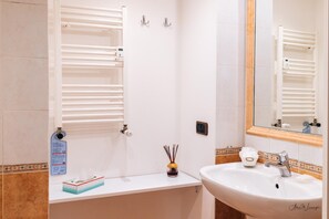 Bademäntel, Bidet, Handtücher