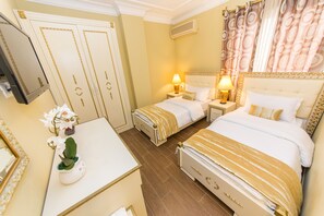 Driepersoonskamer, balkon | 1 slaapkamer, een minibar, een bureau, een strijkplank/strijkijzer