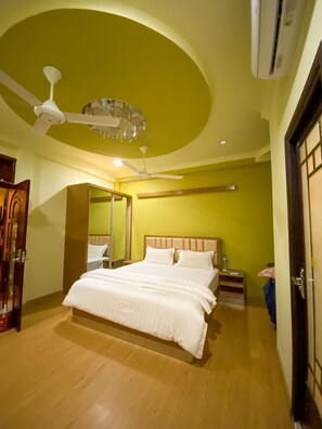 房內夾萬、免費 Wi-Fi、床單