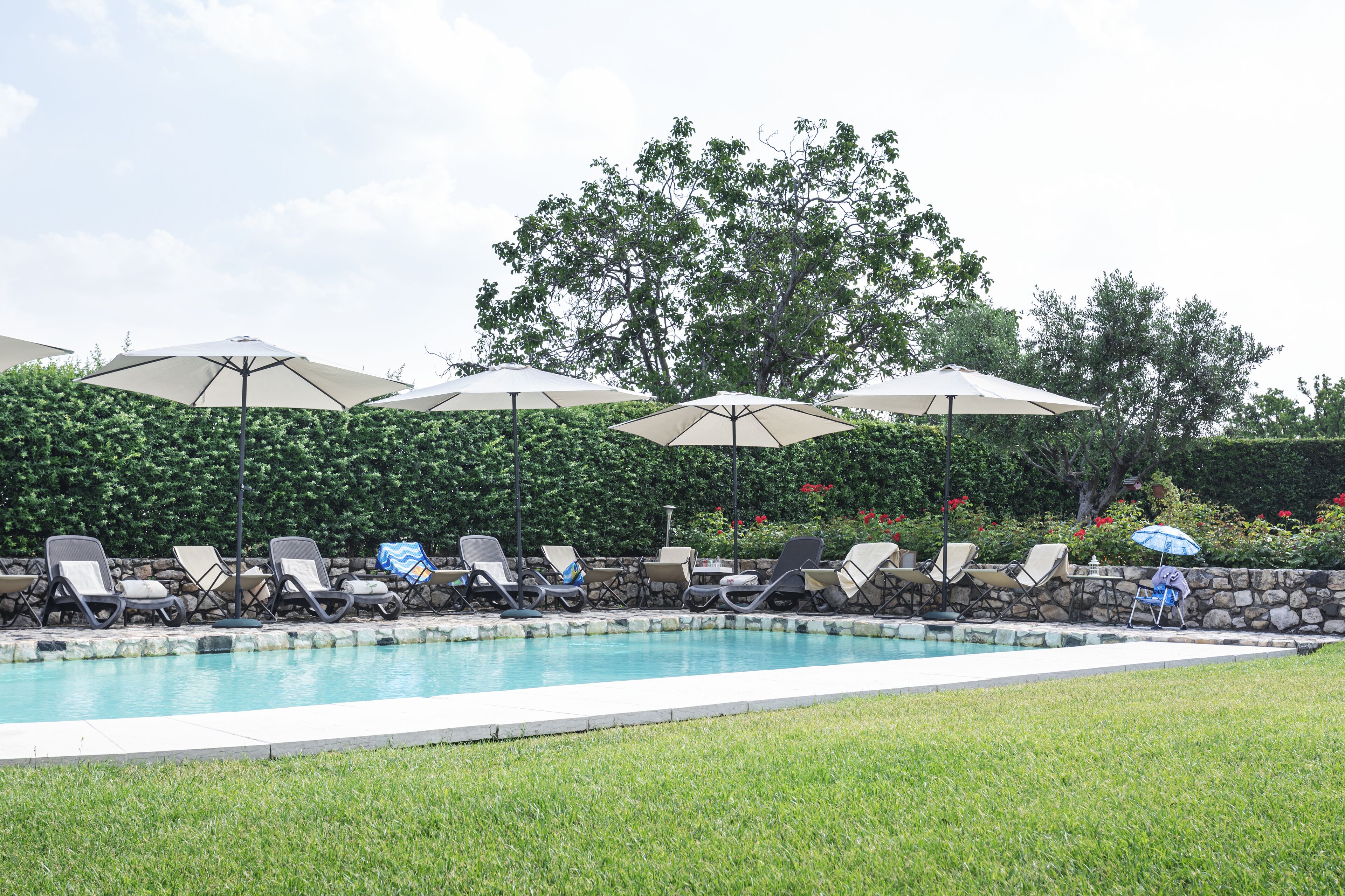 Außenpool (je nach Saison geöffnet), Sonnenschirme, Liegestühle