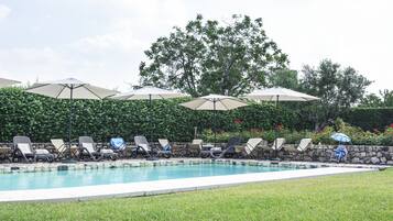 Piscina a l'aire lliure de temporada (horari: 09:00-19:00) i para-sols