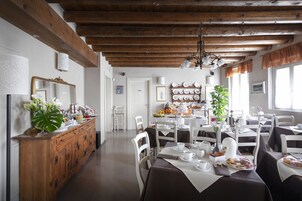 包含每日自助早餐