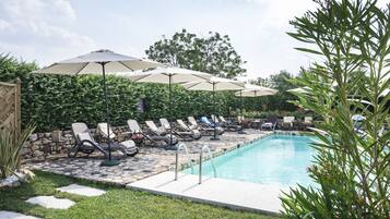 Sæsonbestemt udendørs pool, åben fra kl. 09.00 til kl. 19.00, parasoller