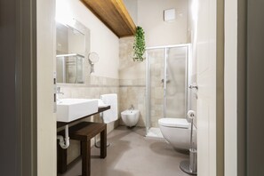 Deluxe Double Room | Bathroom | Hair dryer, bathrobes, bidet, heated floors - Corte dei Soavi (Soave)