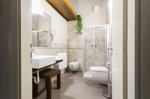 Habitación Deluxe doble | Baño | Secador de pelo, albornoces, bidé y suelo radiante