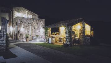 Façana frontal de l'allotjament (vespre/nit)