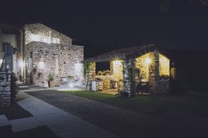 住宿正面 - 傍晚/夜晚