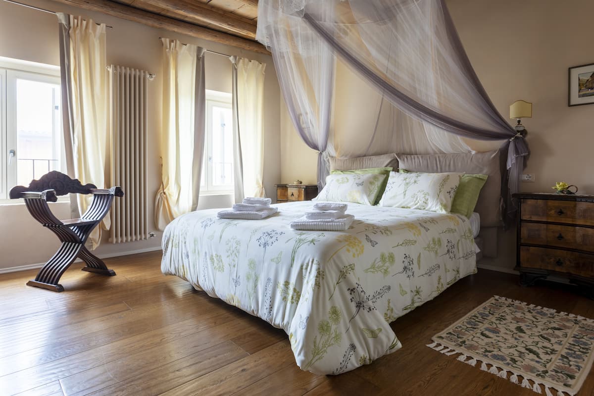 1 habitación, minibar, muebles diferentes y escritorio