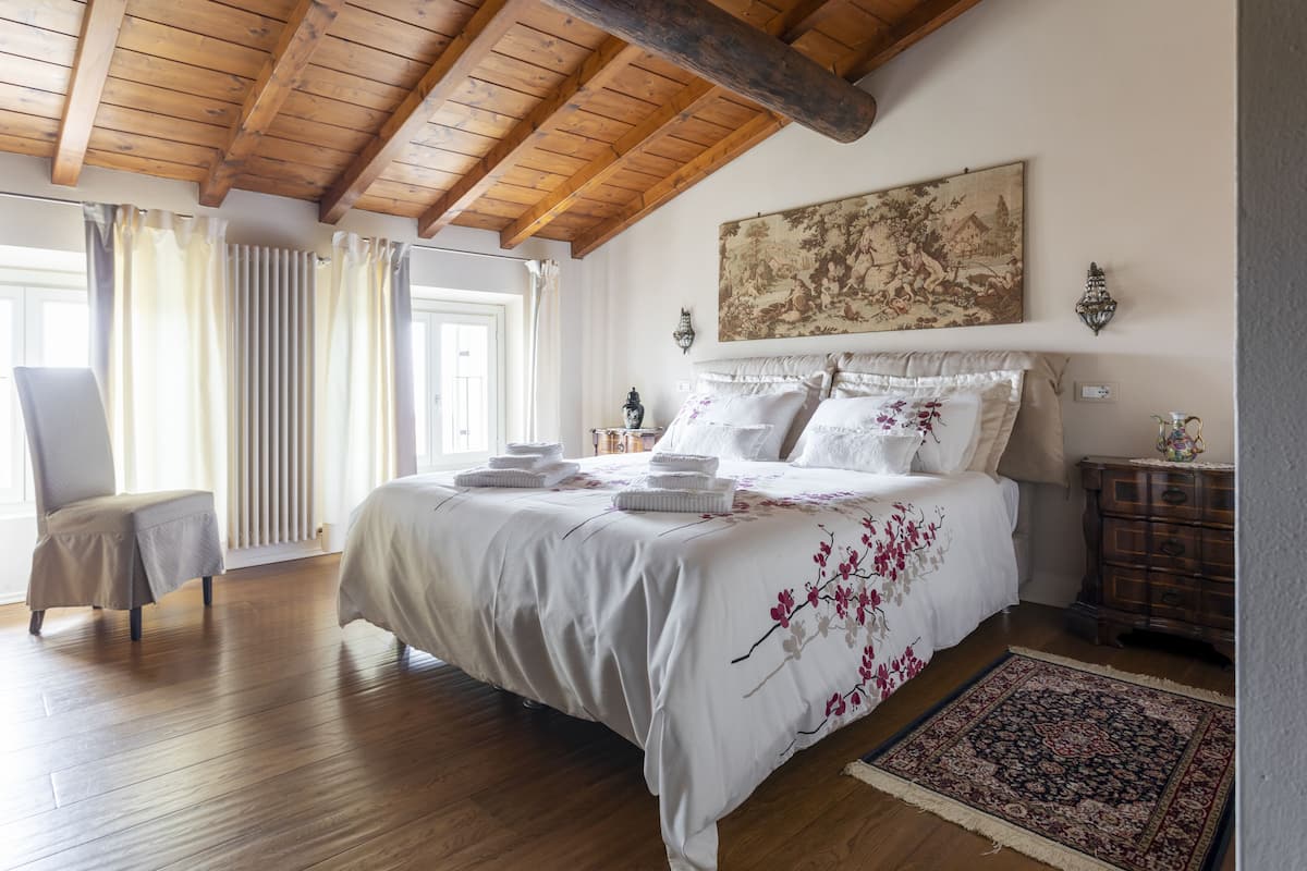 1 habitación, minibar, muebles diferentes y escritorio