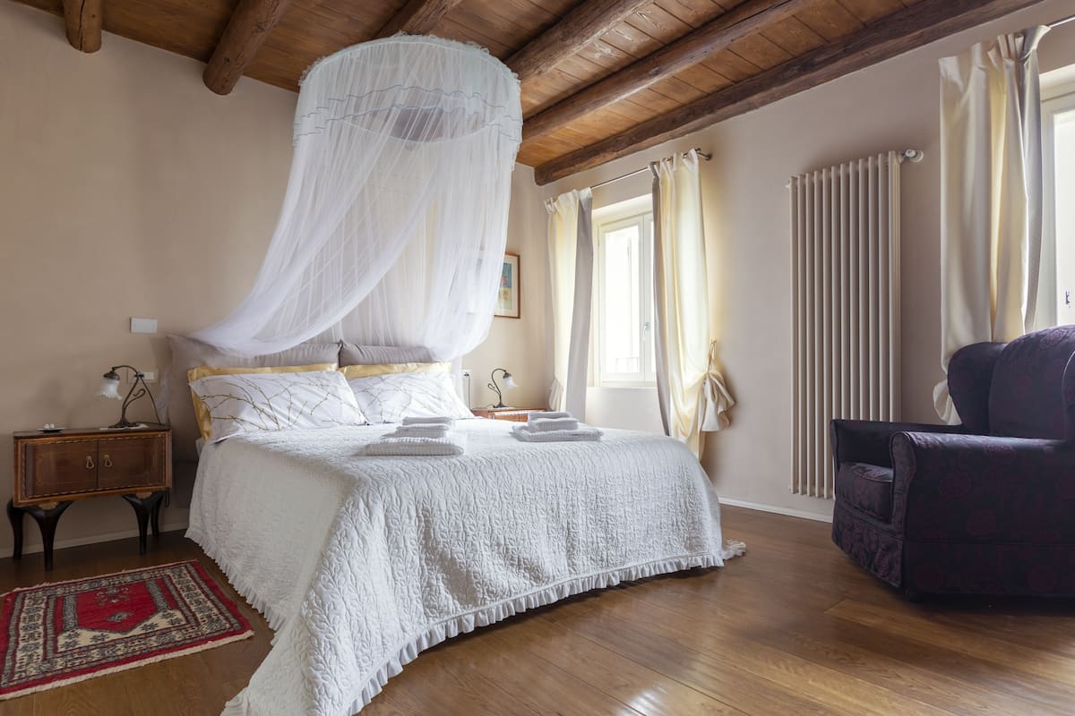 1 habitación, minibar, muebles diferentes y escritorio