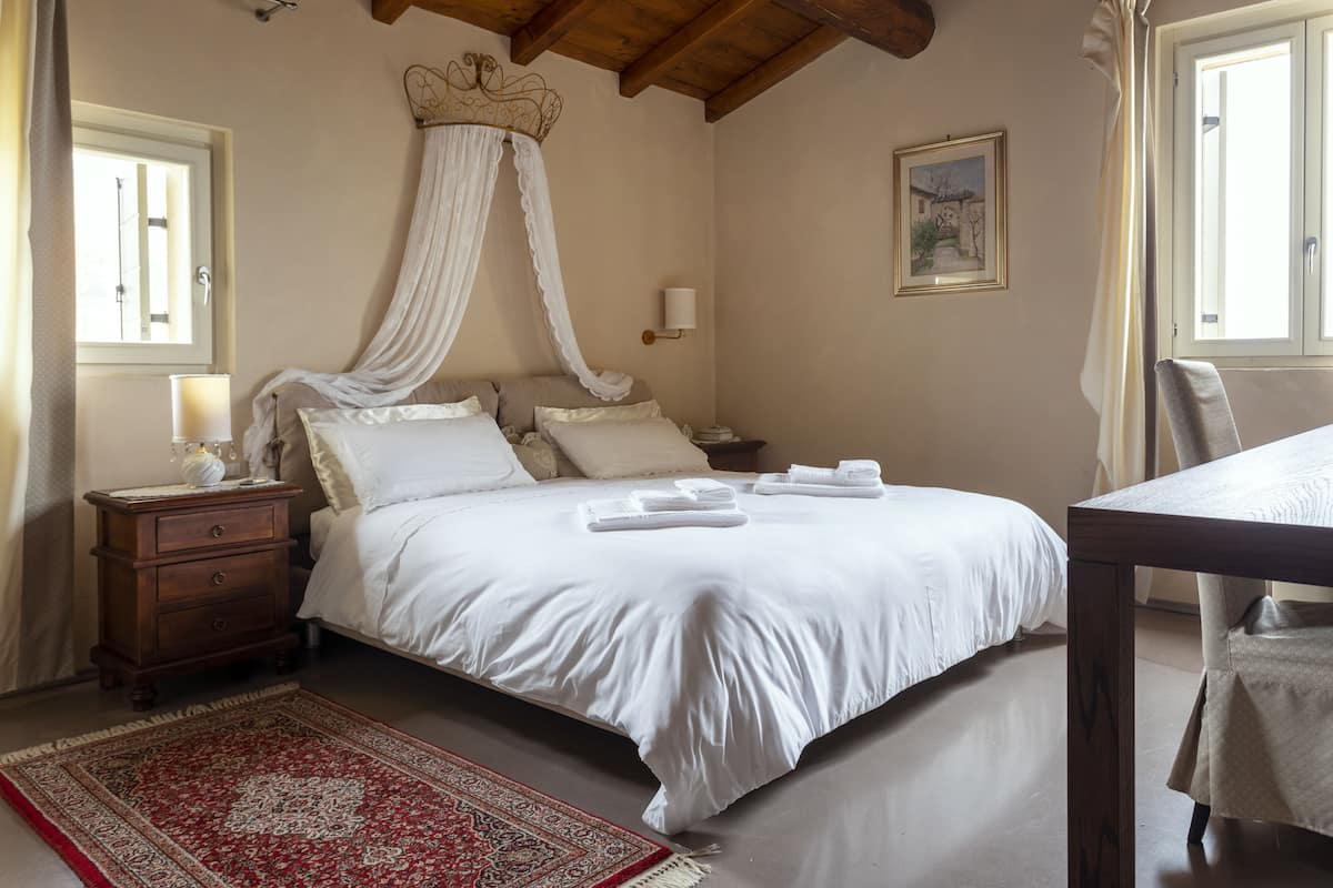 1 habitación, minibar, muebles diferentes y escritorio