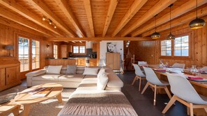Ein geräumiges Cabin-Interieur mit großem Wohnbereich, Essbereich und Küche.