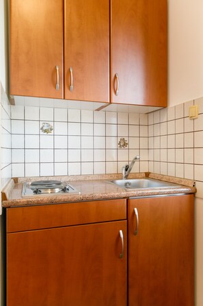 Réfrigérateur, plaque de cuisson, cafetière/bouilloire