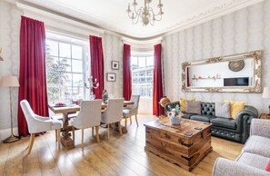 Smart TV, books - Elegant Townhouse in Central Ayr.  Close to Racecourse, Beach & Golf Facilities (Ayr)