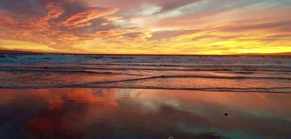 Beach - Elegant Townhouse in Central Ayr.  Close to Racecourse, Beach & Golf Facilities (Ayr)